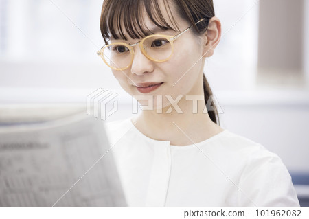 女商人在辦公室看報紙 101962082