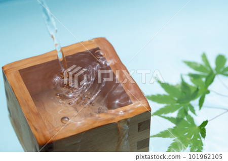 pour cold sake 101962105