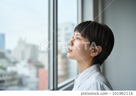 看著窗外的女人 101962118