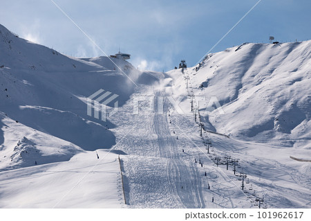 Snow-capped mountain at Grandvalira ski resort in Pas de la Casa Snow-capped mountain at Grandvalira ski resort in Pas de la Casa 101962617