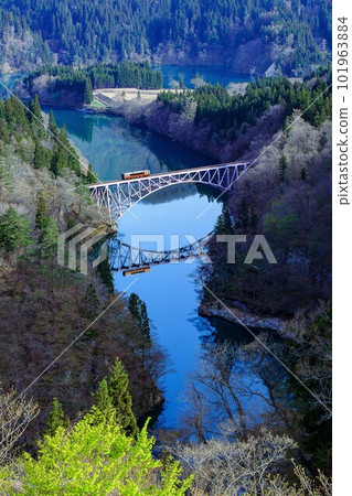 只見線Kiha E120-2號列車在春天穿過第一座只見川大橋（福島縣三島町，4月中旬） 101963884