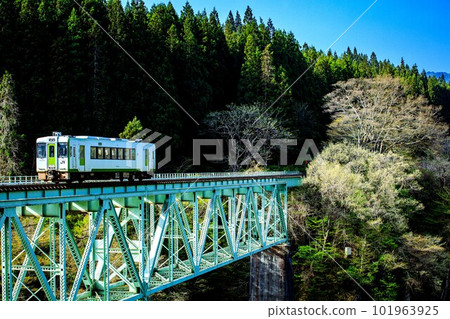 Tadami Line Kiha 110 series train crossing the second Tadami River Bridge in spring (Mishima Town, Fukushima Prefecture, late April) 101963925