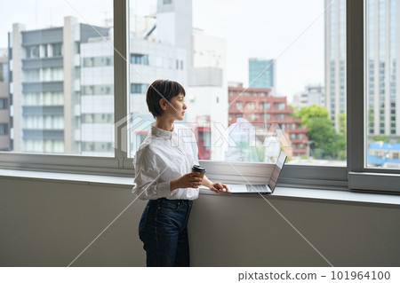 看著窗外的女人 看著窗外的女人 101964100