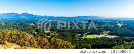 Autumn leaves panorama from Mt. Ogi Observatory (east side) [Aso City, Kumamoto Prefecture] 101966065