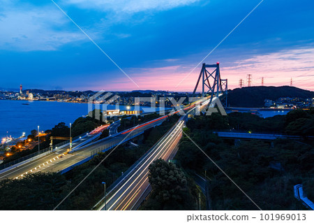 Fukuoka / Yamaguchi Prefecture / Night view of Kanmon Bridge with beautiful light trails (Wakuri Park / Mekari Park) 101969013