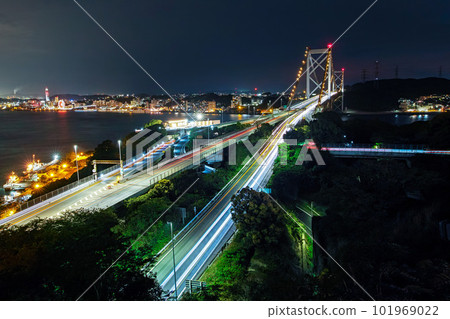 Fukuoka / Yamaguchi Prefecture / Night view of Kanmon Bridge with beautiful light trails (Wakuri Park / Mekari Park) 101969022