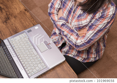 [女人在看電腦時雙臂交叉] 101969038