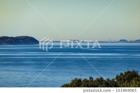 從陽光明媚的濱名湖服務區(靜岡縣濱松市)眺望濱名湖全景 從陽光明媚的濱名湖服務區(靜岡縣濱松市)眺望濱名湖全景 101969065