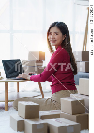 Small businesses SME owners female entrepreneurs check online orders to prepare to pack the boxes, sell to customers, sme business ideas online Small businesses SME owners female entrepreneurs check online orders to prepare to pack the boxes, sell to customers, sme business ideas online 101970081