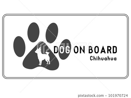 貼紙的插圖，其中一隻狗騎在車裡，上面有吉娃娃狗的輪廓和腳印 101970724