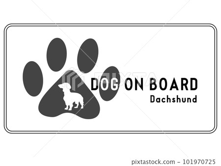 一隻狗騎在車裡的貼紙插圖，上面有一隻迷你臘腸狗和腳印的輪廓 101970725