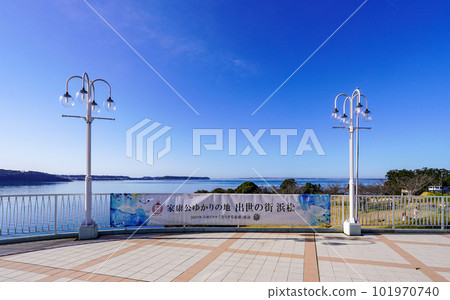Hamanako service area from the terrace overlooking the sunny lakeside 101970740
