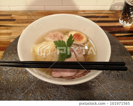 Wonton ramen from Menya Oyayubi, a ramen shop in Shiba, Minato Ward 101971565