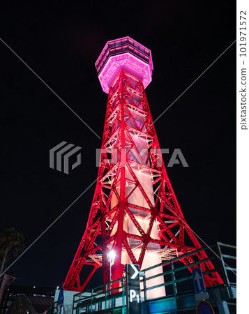 博多港塔,夜間亮起的紅塔 博多港塔,夜間亮起的紅塔 101971572