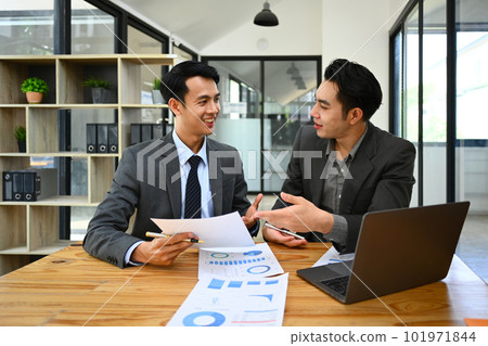 Businessepoepl shearing idea, discussing corporate business plan together at modern office Businessepoepl shearing idea, discussing corporate business plan together at modern office 101971844