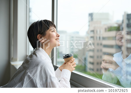 一個女人用一杯咖啡 一個女人用一杯咖啡 101972925