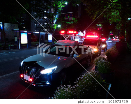 警燈亮著的警車,夜間的犯罪現場 警燈亮著的警車,夜間的犯罪現場 101973729