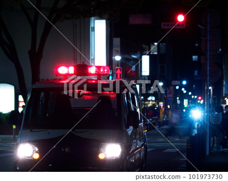 警燈亮著的警車，夜間的犯罪現場 101973730