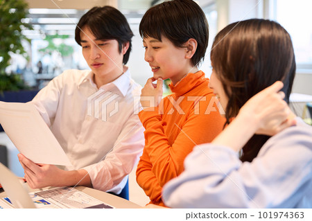 辦公室裡討論的男人和女人 辦公室裡討論的男人和女人 101974363