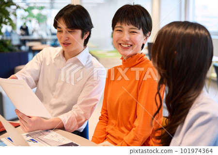 辦公室裡討論的男人和女人 101974364