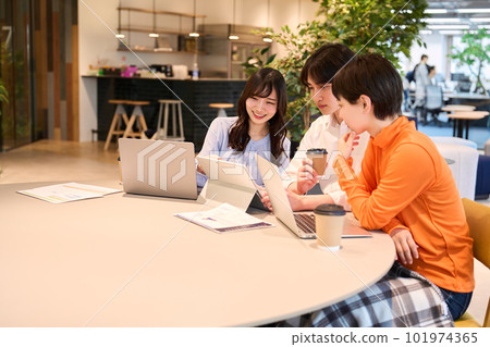 辦公室裡討論的男人和女人 辦公室裡討論的男人和女人 101974365