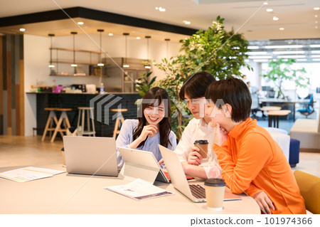 men and women discussing in the office men and women discussing in the office 101974366