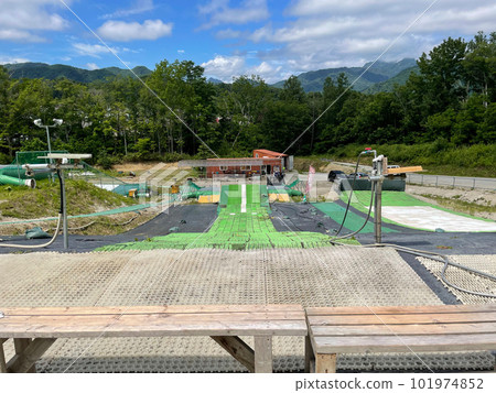 用於滑雪和單板滑雪訓練外的氣墊跳躍設施 101974852