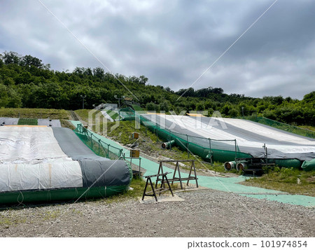 用於滑雪和單板滑雪訓練外的氣墊跳躍設施 101974854