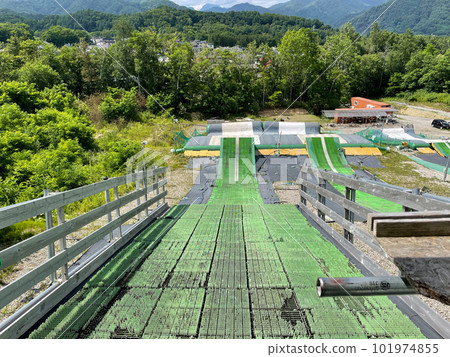 用於滑雪和單板滑雪訓練外的氣墊跳躍設施 101974855