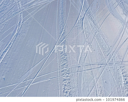 雕刻在壓實的雪穀倉上的痕跡 101974866