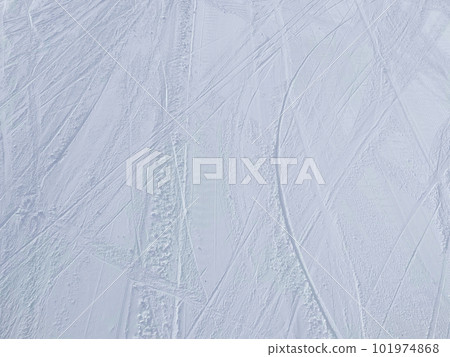 雕刻在壓實的雪穀倉上的痕跡 101974868