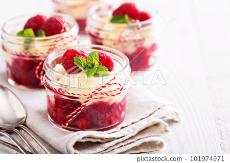 Berry crumble with cream sauce 101974971