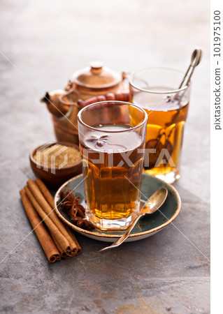 Hot sweet tea with cinnamon 101975100