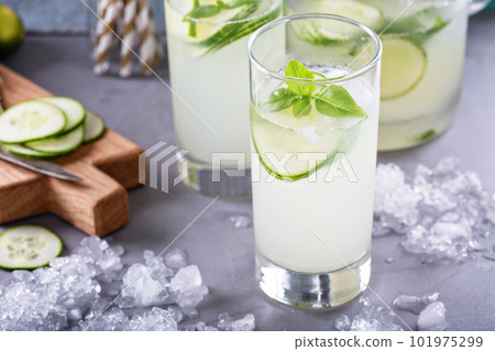 Cucumber lemonade in tall glasses 101975299
