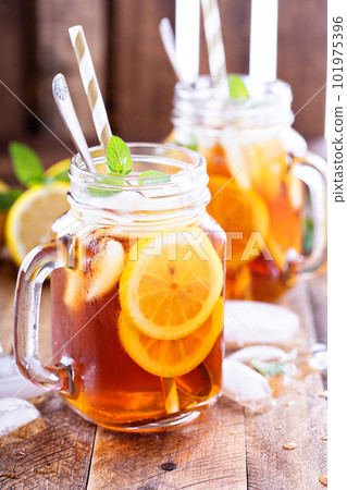 Iced tea with lemon slices Iced tea with lemon slices 101975396