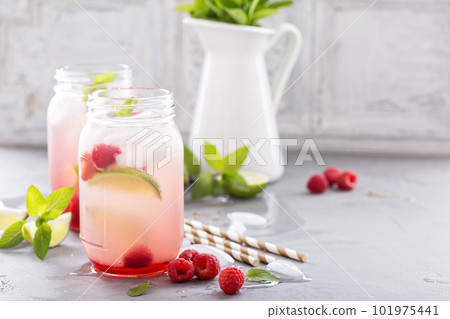 Cold green iced tea with lime and raspberry 101975441
