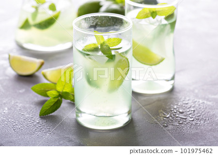Fresh lemonade with mint and limes 101975462