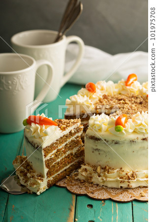 Slice of carrot cake with cream cheese frosting 101975708