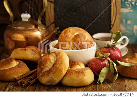 Apple rolls with cinnamon 101975714