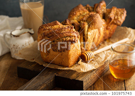 Honey and nuts pull-apart bread 101975743
