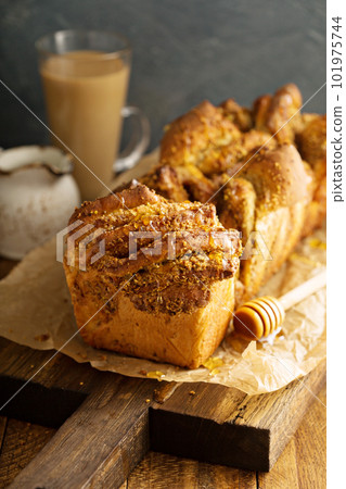 Honey and nuts pull-apart bread 101975744