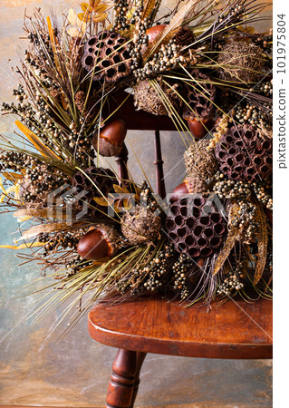 Festive autumn wreath with acorns and fall leaves 101975804