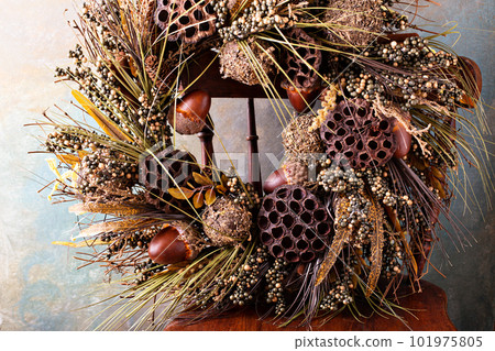 Festive autumn wreath with acorns and fall leaves 101975805