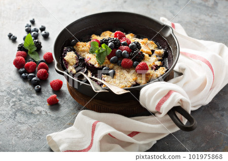 Berry crumble in a cast iron pan 101975868