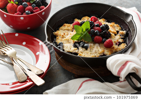 Berry crumble in a cast iron pan 101975869