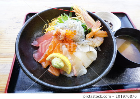 Seafood bowl Japanese food 101976876