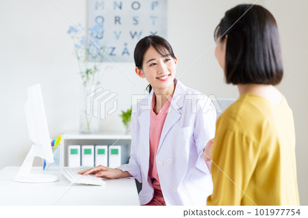 檢查病人的年輕醫生 101977754