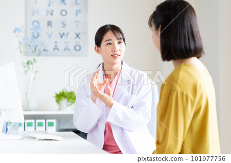 檢查病人的年輕醫生 101977756