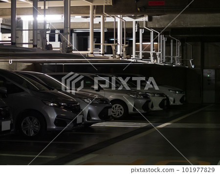 晚上停在停車場的車 晚上停在停車場的車 101977829