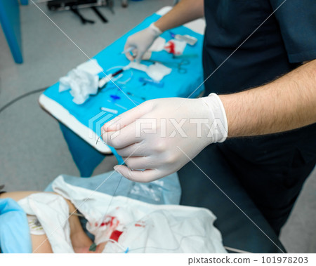 Surgical needle for stitching the skin in the doctor's hand. 101978203
